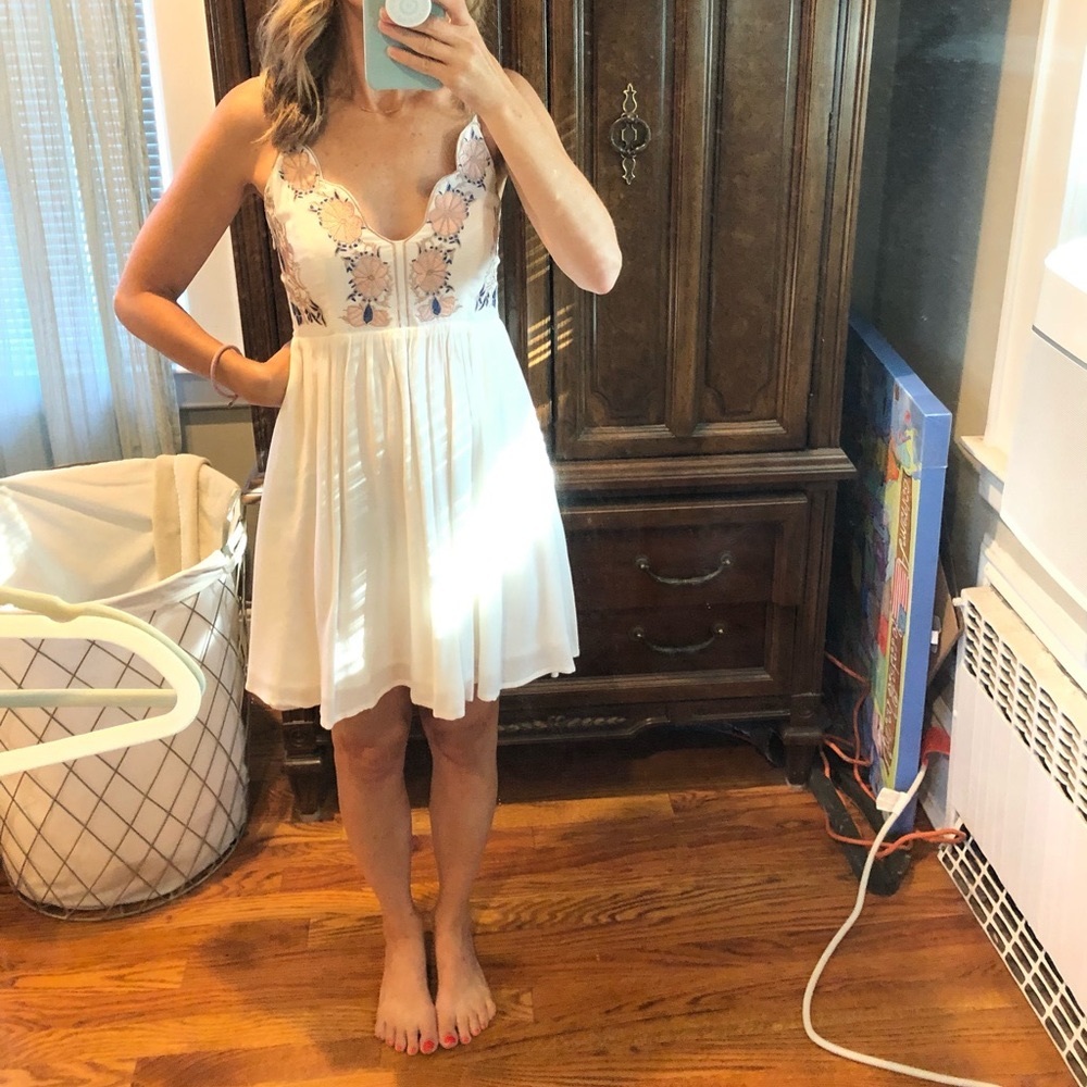 Lulu’s white short dress with embroidery flower top, XS